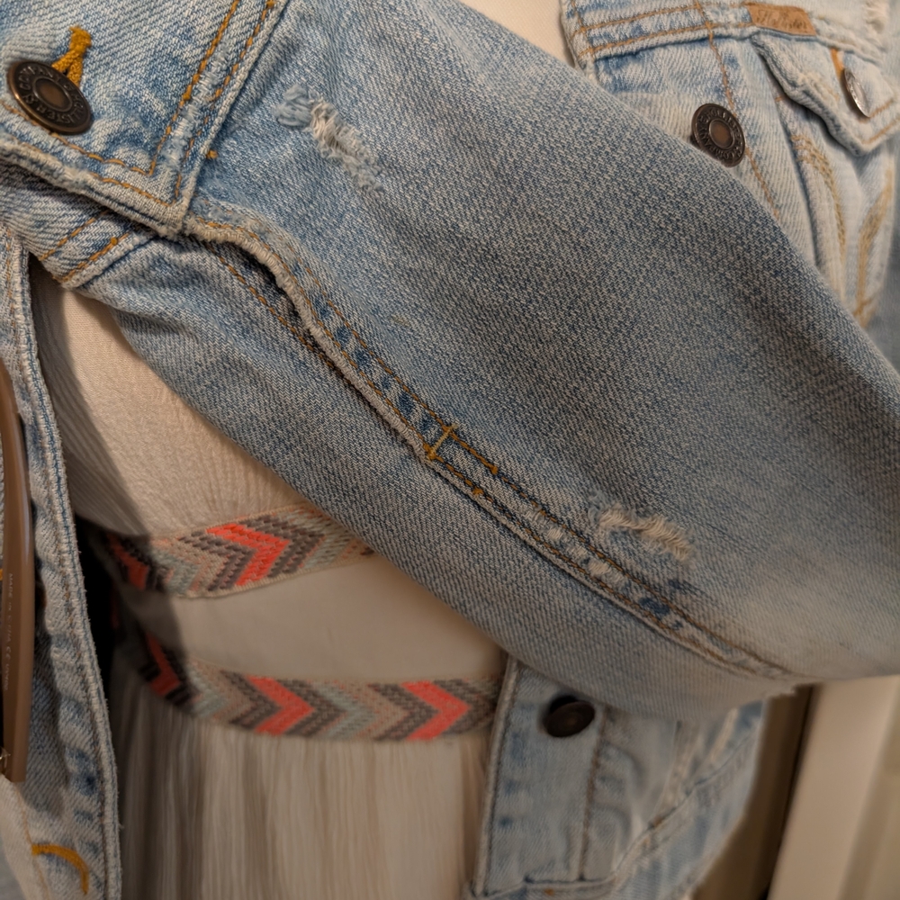 🧥 Hollister Lightwash Distressed Denim Trucker Jacket (like new) Sustainable - Picture 12 of 12